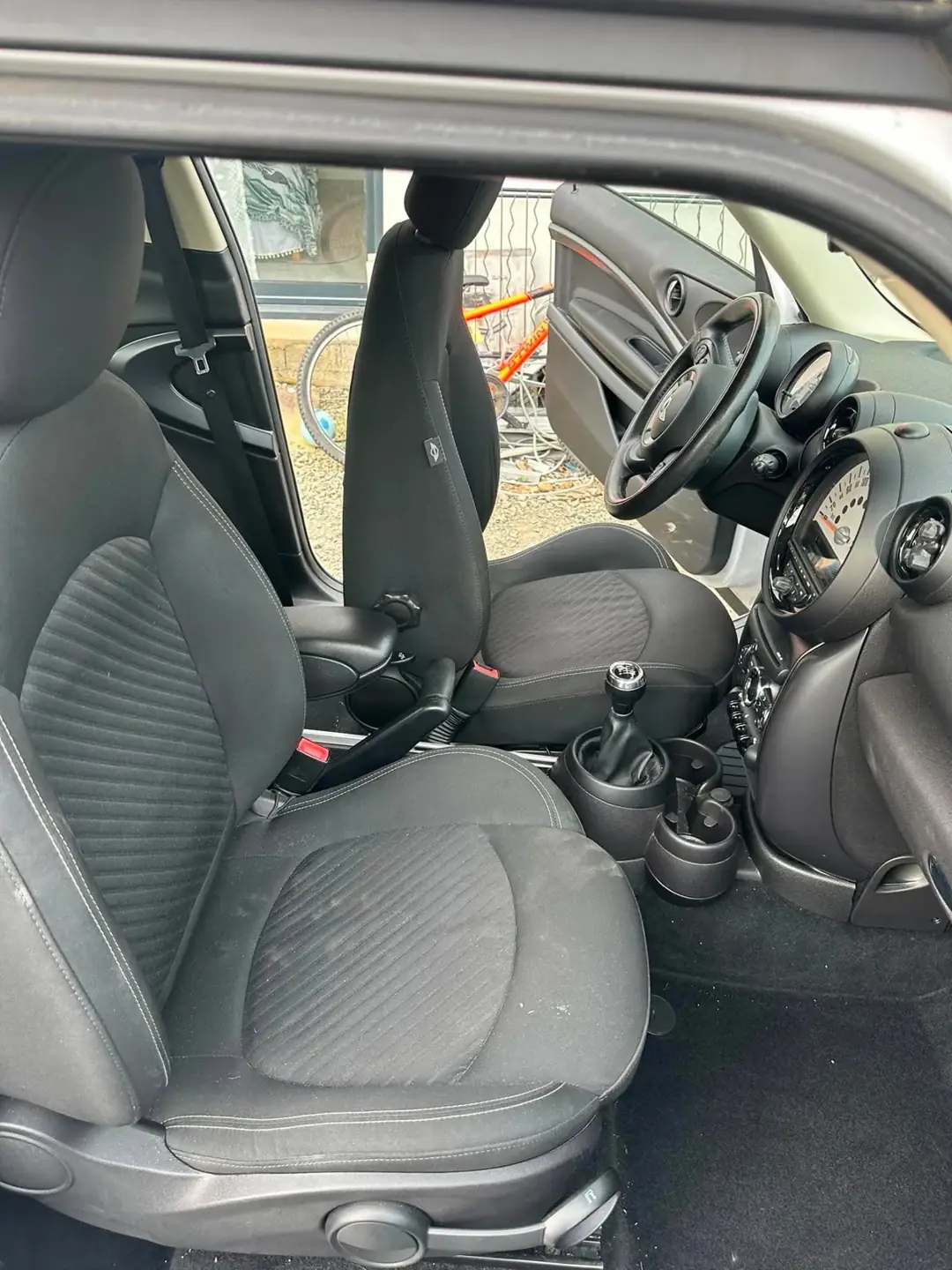 Sièges avant — avant